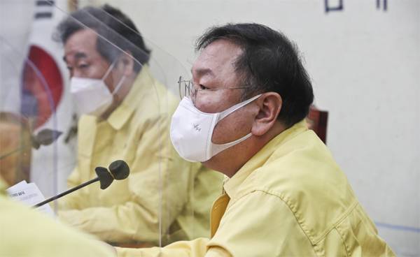 김태년 더불어민주당 원내대표(오른쪽)가 13일 오전 국회에서 열린 최고위원회의에서 발언하고 있다. 옆은 이낙연 대표. [김호영 기자]