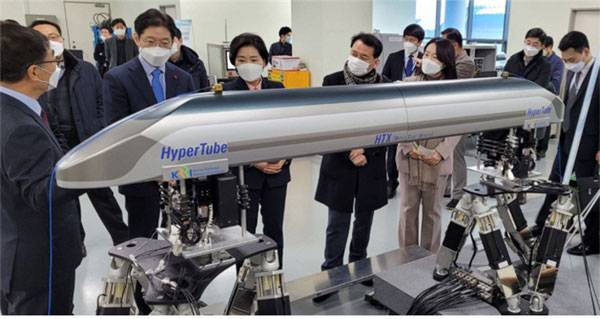 더불어민주당 K뉴딜본부 이광재 본부장과 양향자 의원, 김경수 경남지사(가운데부터 왼쪽으로)가 경기도 의왕시에 위치한 철도기술연구원에서 초고속 진공열차인 하이퍼튜브 모형을 둘러보고 있다.  [사진 제공 = 이광재 의원실]