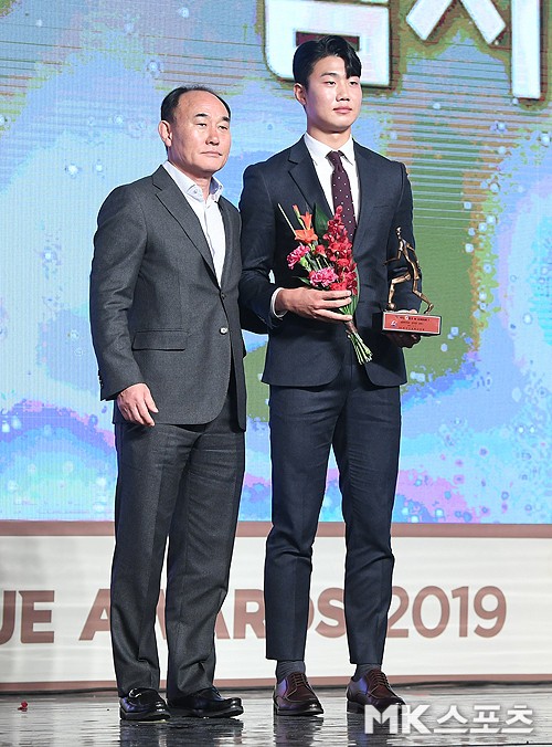김지현(오른쪽)은 2019 K리그1 영플레이어상을 수상했다. 사진=MK스포츠 DB