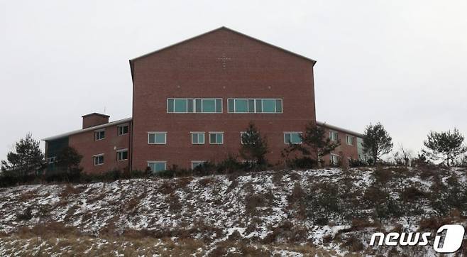 (상주=뉴스1) 공정식 기자 = 11일 경북 상주시 화서면 상용리 봉황산 자락에 위치한 BTJ열방센터.   최근까지 이곳을 다녀간 신도 2800여 명 가운데 지난 9일까지 전국 9개 시·도에서 505명이 신종 코로나바이러스 감염증(코로나19) 확진 판정을 받았지만 나머지 신도 상당수가 진단검사를 거부해 방역당국이 어려움을 겪고 있다. 2021.1.11/뉴스1