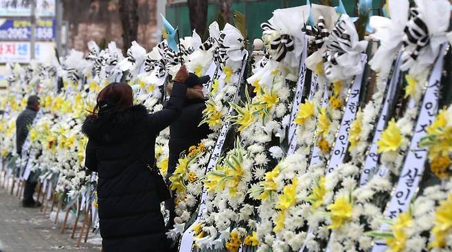 양부모 학대로 16개월만에 숨진 정인이 사건 첫 재판을 이틀 앞두고 대한아동학대방지협회 관계자들이 11일 서울 양천구 남부지방검찰청 담장 앞에 정인양의 추모와 가해자의 엄벌을 촉구하는 근조화환을 설치하고 있다./사진=이기범 기자