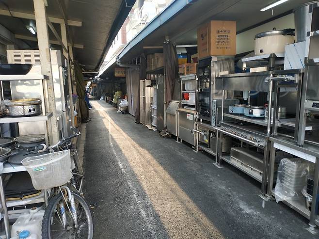 13일 서울 황학동 주방거리의 모습. 거리를 지나다니는 사람이 드물다. /사진=장덕진 기자