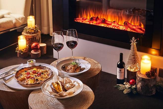 플라자호텔이 11개 스위트객실에서 운영 중인 '불멍 패키지'. 객실에 전기 난로를 설치해 호텔 셰프의 바비큐 요리를 즐기며 쉴 수 있다. /사진=한화호텔앤드리조트