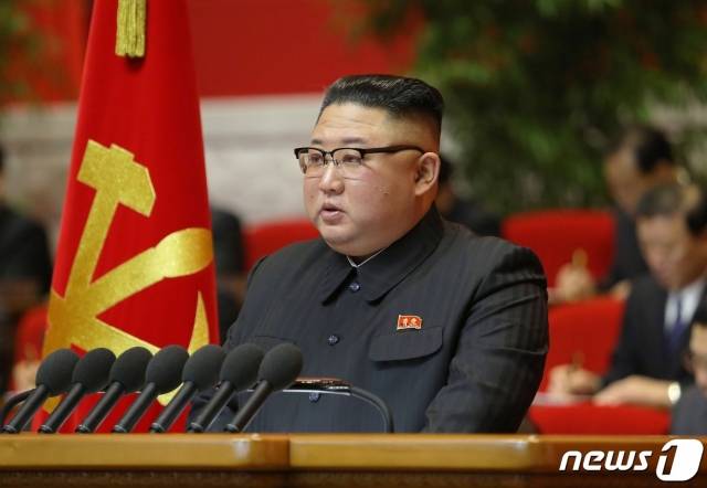 (평양 노동신문=뉴스1) = 북한 노동당 기관지 노동신문은 13일 김정은 국무위원장의 제8차 당대회 결론을 1면에 보도했다. 김 위원장은 '무엇보다도 국가경제발전의 새로운 5개년 계획을 수행하기 위한 결사적인 투쟁을 벌여야 한다'라고 강조했다.       [국내에서만 사용가능. 재배포 금지. DB 금지. For Use Only in the Republic of Korea. Redistribution Prohibited]  rodongphoto@news1.kr