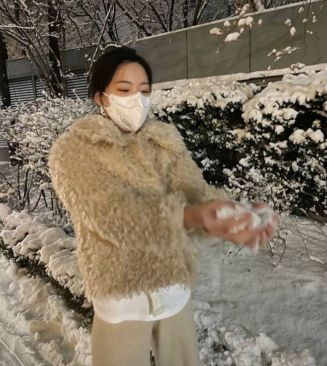 Group WJSN member Eunseo has released a lovely recent situation.Eunseo posted several photos on her Instagram account on January 13.In the photo, Eunseo wore a fur jacket with a modest minster and emanated a pure charm.Eunseo is attracted to the eye with a playful aspect, such as touching the eyes with his bare hands.Meanwhile, the group WJSN, which Eunseo belongs to, unveiled Neverland on June 9th.