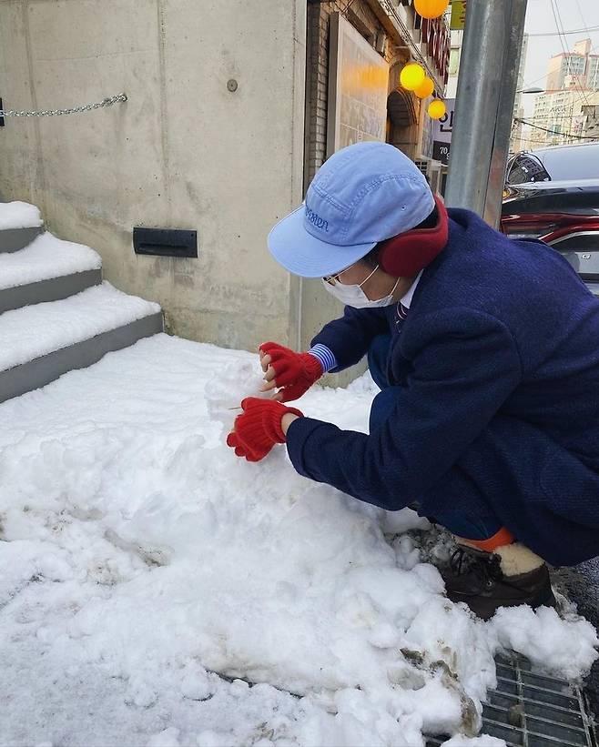 Comedian Kim Young-chul shares personal routineOn January 13, Kim Young-chul posted several photos on his personal Instagram.Kim Young-chul in the public photo poses with his own snowman.Kim Young-chul, in particular, boasts an excellent fashion sense from hats to boots.I was born and made it for the first time, he said to his own snowman.When I was a child, I did not see well in Ulsan. I have already covered all the snow in Seoul. I have just equipped it with shoes.Anyway, it was funny for a while. Its a little puppy! he wrote.