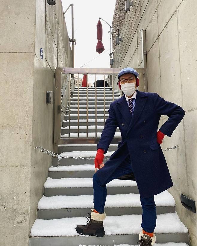 Comedian Kim Young-chul shares personal routineOn January 13, Kim Young-chul posted several photos on his personal Instagram.Kim Young-chul in the public photo poses with his own snowman.Kim Young-chul, in particular, boasts an excellent fashion sense from hats to boots.I was born and made it for the first time, he said to his own snowman.When I was a child, I did not see well in Ulsan. I have already covered all the snow in Seoul. I have just equipped it with shoes.Anyway, it was funny for a while. Its a little puppy! he wrote.