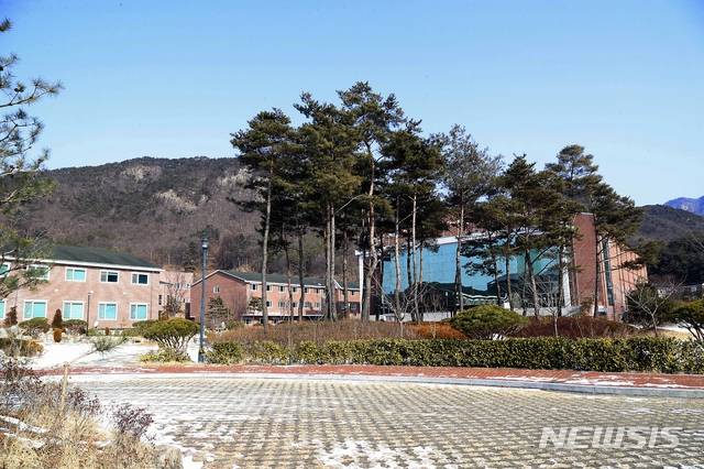 [상주=뉴시스] 박홍식 기자 = 상주 BTJ 열방센터. 기독교 선교법인 전문인국제선교단(인터콥)이 운영하는 경북 상주시 화서면 BTJ 열방센터 방문자 2797명 중 126명이 코로나19에 확진됐다. 이 중 53명이 참여한 9개 시·도 종교모임 등을 통해 확진자 450명이 추가 발생해 방역당국에 비상이 걸렸다. (사진=상주시 제공) 2021.01.13. photo@newsis.com