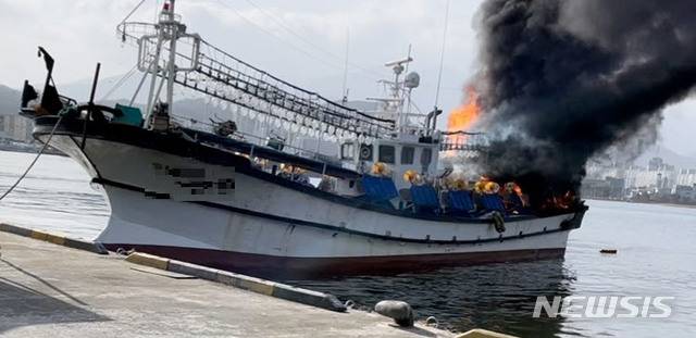 [속초=뉴시스]김동현 기자 = 13일 낮 12시 45분께 강원 속초시 청초호 내 정박중인 29t 어선에서 화재가 발생해 소방대원들이 진화에 나서고 있다. 2021.01.13. (사진=속초해양경찰서 제공) photo@newsis.com