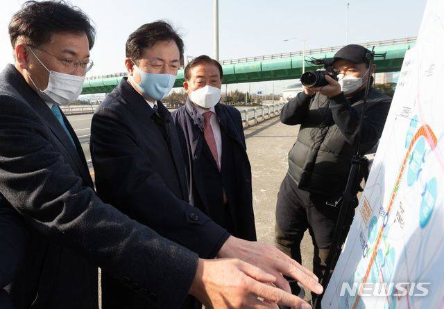 [부산=뉴시스] 더불어민주당 김영춘 예비후보가 13일 첫 일정을 부산 가덕도 신공항 광역교통 물류망 구축 간담회로 시작했다.(사진= 김영춘 예비후보 제공)