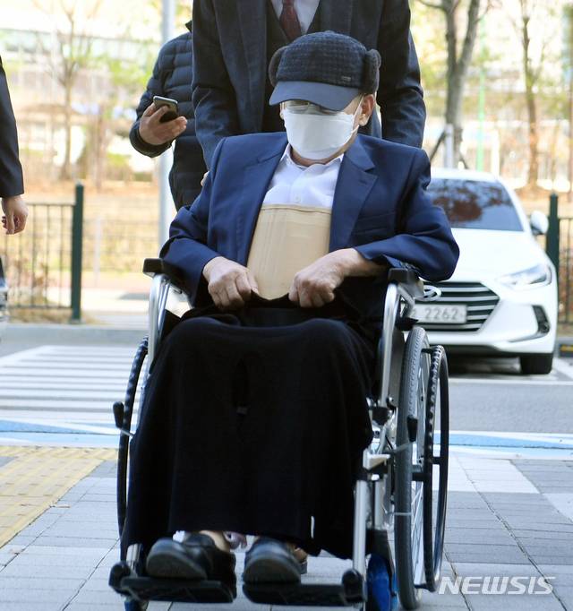 [수원=뉴시스] 김종택기자 = 감염병예방법 위반 등 혐의로 기소된 신천지예수교 증거장막성전(신천지) 이만희 총회장이 16일 오후 경기도 수원시 영통구 수원지방법원에서 열린 재판에 출석하고 있다. (사진=중부일보 제공) 2020.11.16. jtk@newsis.com