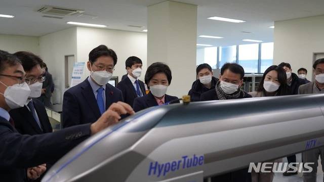 [광주=뉴시스] 배상현기자=양향자 민주당 최고위원은 13일 오전 이광재 K-뉴딜본부장과 김경수 경남도지사 등과 함께 한국철도기술연구원을 방문해 하이퍼튜브 현장간담회를 가졌다. (사진=양향자 의원 사무실제공) 2020.01.13  praxis@newsis.com