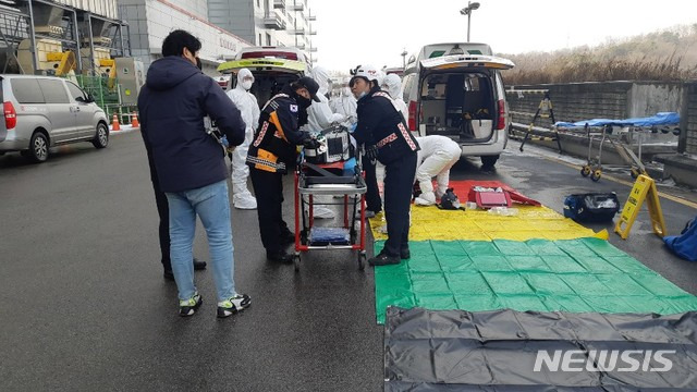 13일 화학물질 누출사고가 발생한 파주 LG디스플레이 공장 앞에서 소방대원들이 보호장비를 착용하고 있다.  (사진=파주소방서 제공)