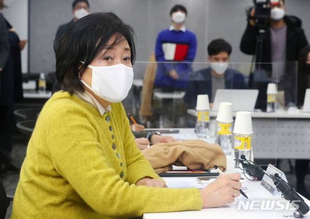 [서울=뉴시스]배훈식 기자 = 버팀목자금 집행 관련 현장점검에 나선 박영선 중소벤처기업부 장관이 13일 오후 서울 마포구 소상공인시장진흥공단 서울강원지역본부를 찾아 현황보고를 받고 있다. 2021.01.13. dahora83@newsis.com