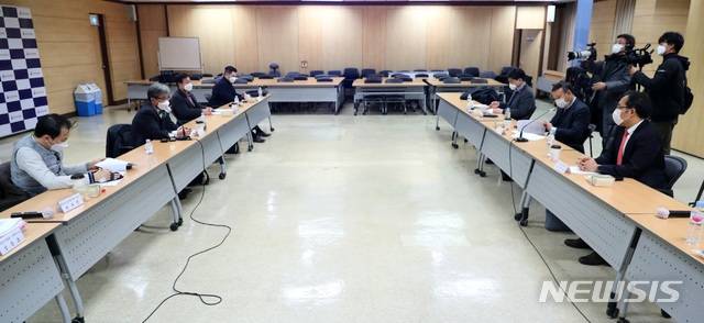 [세종=뉴시스]보건복지부와 대한의사협회 관계자들이 13일 오후 5시 한국건강증진개발원에서 의정협의체 제5차 회의를 개최하고 필수의료 육성 및 지원, 지역의료지원책을 논의하고 있다. (사진=보건복지부 제공) 2021.01.13. photo@newsis.com