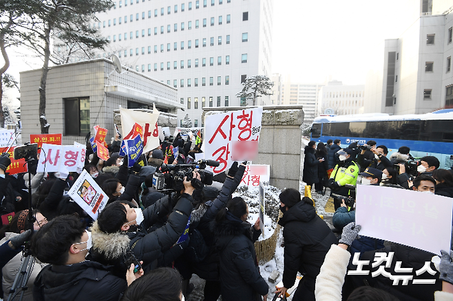 16개월 정인양을 지속적으로 학대해 사망에 이르게 한 혐의를 받는 양부모의 첫 재판이 열린 13일 서울 양천구 남부지방법원 정문에서 시민들이 양부모에 대한 살인죄 적용을 촉구하고 있다. 박종민 기자