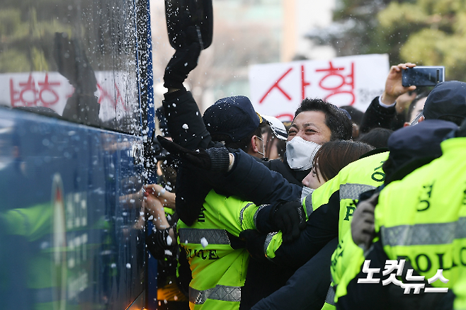 16개월 정인양을 지속적으로 학대해 사망에 이르게 한 혐의를 받는 양부모의 첫 재판이 종료된 13일 서울 양천구 남부지방법원에서 시민들이 양모 장모씨가 탄 것으로 추정되는 호소 차량이 나오자 차량을 두들기고 눈을 던지며 분노하고 있다. 박종민 기자