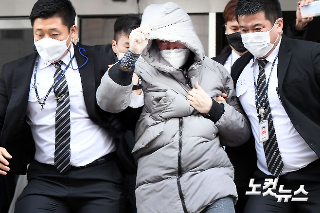 생후 16개월 된 정인이에게 장기간 학대를 가해 숨지게 한 혐의를 받는 양부 안모씨가 13일 첫 재판을 마친 뒤 서울 양천구 서울남부지방법원을 나서고 있다. 박종민 기자