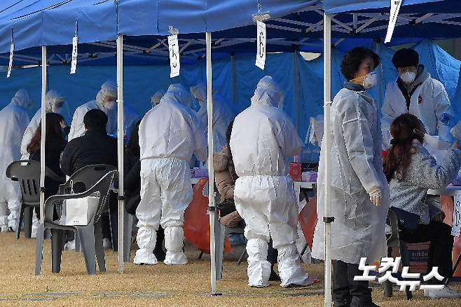 코로나19  검체검사. 사진은 기사내용과 관련 없음. 박종민 기자