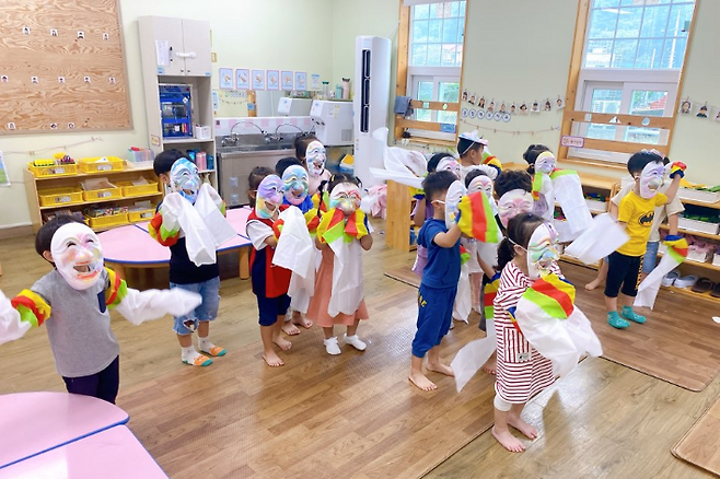 고흥군의 한 어린이집에서 아이들이 탈을 쓰며 놀이를 하고 있다. 고흥군 제공