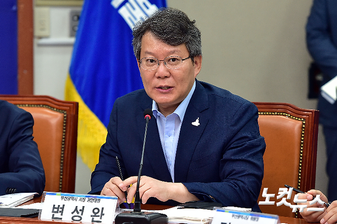 변성완 부산시장 권한대행이 13일 홍익표 더불어민주당 정책위원회 의장에게 가덕신공항 특별법의 조속한 제정을 요청했다.  윤창원 기자