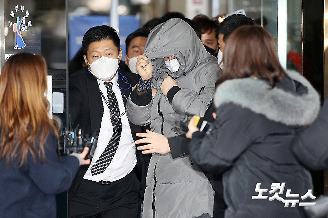 생후 16개월 된 정인이에게 장기간 학대를 가해 숨지게 한 혐의를 받는 양부 안모씨가 13일 첫 재판을 마친 뒤 서울 양천구 서울남부지방법원을 나서고 있다. 박종민 기자