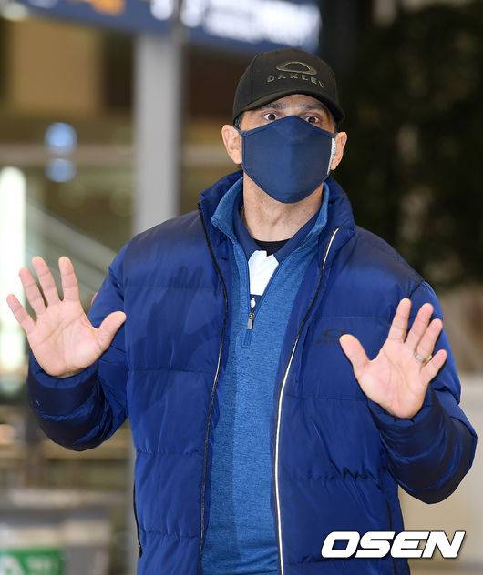 [OSEN=인천국제공항, 조은정 기자]&nbsp;11일 오후 인천국제공항을 통해 한화 로사도 코치가 입국했다. 로사도 코치가 입국장을 나서며 포즈를 취하고 있다. /cej@osen.co.kr
