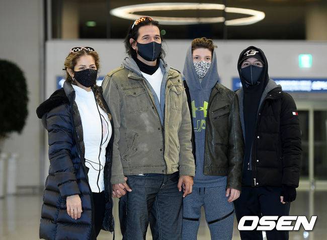 [OSEN=인천국제공항, 조은정 기자] 수베로 감독이 입국장을 나서며 포즈를 취하고 있다. /cej@osen.co.kr