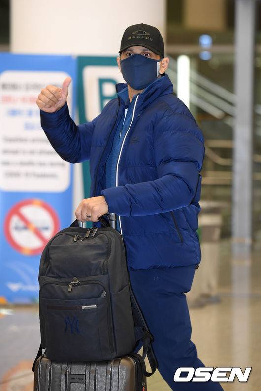 [OSEN=인천국제공항, 조은정 기자] 로사도 코치가 입국장을 나서며 포즈를 취하고 있다. /cej@osen.co.kr