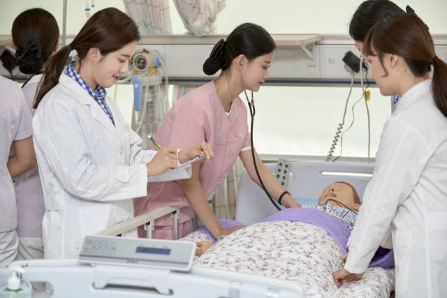 ▲경남도립거창대학 간호학과 학생들이 실습용 인형을 대상으로 실습을 하고 있다. ⓒ경남도립거창대학