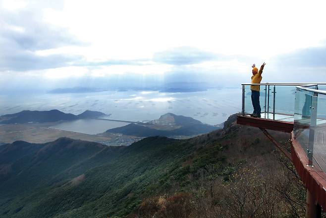 정상 데크에 설치된 스카이워크. 이곳에 서면 입체 영화를 보는 듯한 풍광이 펼쳐진다.