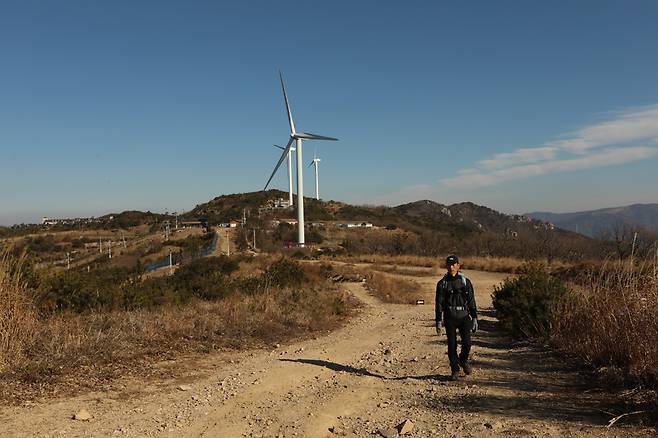 산을 깎아 조성한 시설들로 자연환경 훼손이 우려되는 레저복합리조트인 에덴밸리.