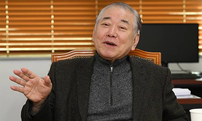 문정인 대통령 통일외교안보특보가 지난 11일 서울 창성동 정부종합청사 별관에서 북한의 비핵화 해법으로&nbsp;‘6자 동북아 안보정상회담’을 제시하며 바이든 시대 대한반도 정책 기조에 대한 견해를 밝히고 있다.&nbsp;남정탁 기자