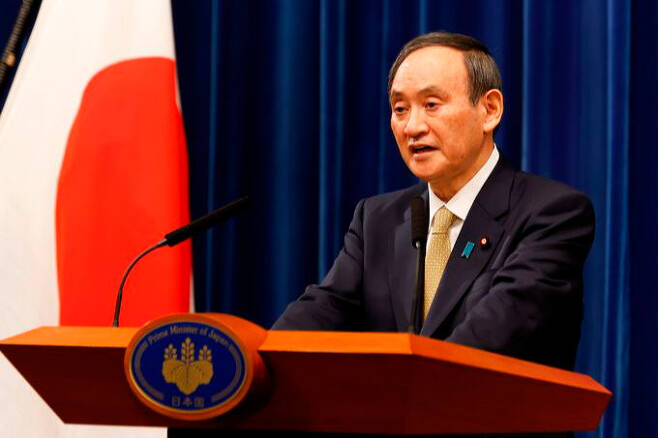 스가 요시히데 일본 총리가 13일 총리관저에서 긴급사태 추가발령을 선언하고 있다. 도쿄=AFP연합뉴스