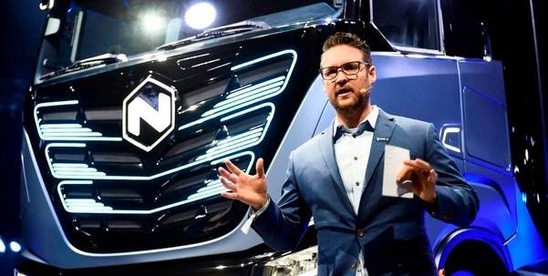 한때 시가총액 기준 현대차를 앞섰던 수소트럭 스타트업 니콜라의 창업자 겸 CEO였던 트레버 밀턴. 사기 논란이 일면서 지난달 CEO에서 사임했다. 공매도 전문 리서치기관인 힌덴버그리서치가 니콜라는 수소배터리나 수소전기차를 제조할 기술이 전혀 없는데다, 조작해 만든 시제품과 자료로 투자자들을 현혹했다고 폭로한 게 발단이 됐다. 미국 증권거래위원회(SEC)와 법무부가 이 의혹을 조사 중이다.