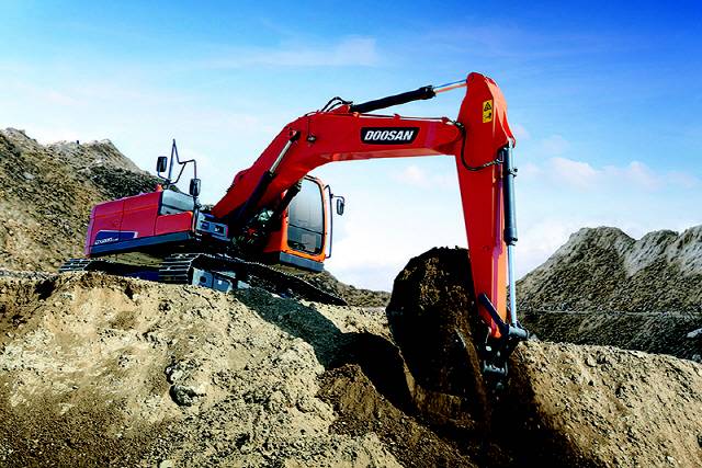 두산그룹 구조조정의 열쇠인 두산인프라코어. 알짜 계열회사인 두산인프라코어차이나(DICC)와 두산밥캣 등을 포함하면 지난해 벌어들인 현금(상각전 영업이익)이 1조652억원(영업이익 8,404억원, 감가상각비 1,478억원, 무형자산상각비 770억원)에 달한다. 헌데 매물로 나올 당시 시가총액은 1조5,000억원 수준에 불과했다. 시가총액 과연 인프라코어의 기업가치를 충분히 반영하고 있는 것일까. 예비입찰에 인수제안서(LOI)를 낸 인수후보들은 두산중공업이 보유한 지분 36.07%의 인수가격으로 1조원 안팎을 써낸 것으로 추정된다.