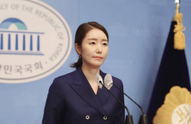 강선우 더불어민주당 대변인이 국회 소통관에서 기자회견을 하고 있다,/강선우 의원실 제공