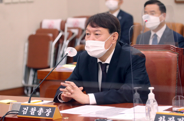 윤석열 검찰총장이 지난해 10월 22일 국회 법사위의 대검찰청에 대한 국정감사에 출석해 의원들의 질의를 듣고 있다.   /서울경제DB