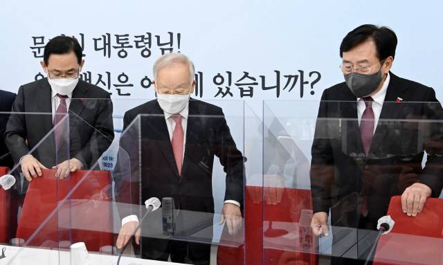 주호영(왼쪽부터) 국민의힘 원내대표와 손경식 한국경영자총협회 회장, 김기문 중소기업중앙회 회장이 지난 11일 서울 여의도 국회에서 열린 경제 단체 간담회에서 기념촬영을 마친 뒤 자리에 앉고 있다. 이날 손 회장 등 6개 경제단체장은 주 원내대표와 만나 중대재해처벌 등에 관한 법률안의 보완 입법을 요청했다.  /연합뉴스