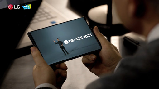 LG전자가 11일(현지시간) CES 온라인 기자간담회에서 최초로 실물과 동작 모습을 공개한 롤러블 스마트폰. 상반기 내 출시될 것으로 예상되고 있다. 사진제공｜LG전자