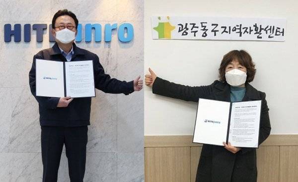 류준형 하이트진로 상무(왼쪽)와 광주동구지역자활센터 이수정 센터장이 청년 자립지원 사업인 베이커리 카페 ‘빵그레’ 광주2호점 개점 및 운영에 관한 업무협약식을 12일 언택트로 진행했다. 사진제공｜ 하이트진로