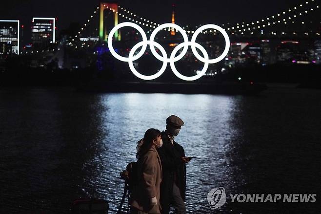 도쿄올림픽 오륜기 조형물과 사람들 [교도=연합뉴스 자료 사진]