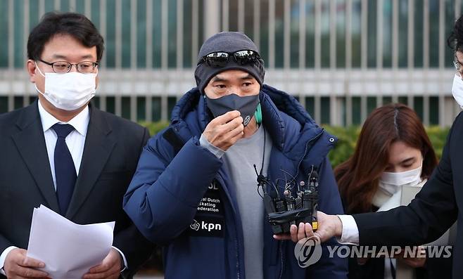 기자회견 하는 피살 공무원 형 이래진 씨 서해에서 북한군에 피살된 공무원의 형 이래진씨(가운데)와 김기윤 변호사(왼쪽)가 지난해 11월 3일 오후 서울 국방부 종합민원실 앞에서 정보공개청구에 대한 국방부의 검토 결과를 들은 뒤 기자회견을 하고 있다. [연합뉴스 자료사진]