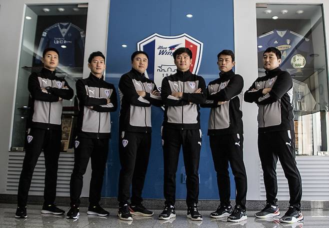 수원 삼성 박건하 감독(오른쪽 세 번째)과 코치진 [수원 삼성 제공. 재판매 및 DB 금지]