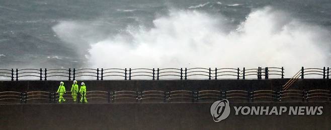 32명민호 수색하는 해경 [연합뉴스 자료사진]