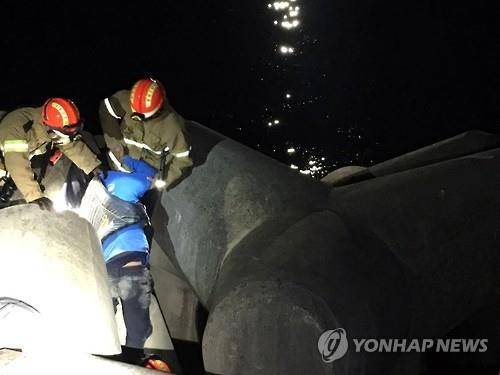 방파제 테트라포드 추락 낚시객 구조. [동해해경 제공 자료사진]