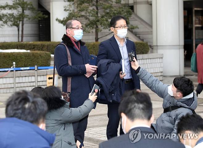 취재진 질문에 답하는 박준영 변호사 (서울=연합뉴스) 박동주 기자 = 전북 익산에서 발생한 이른바 '약촌 오거리 살인사건' 범인으로 몰려 억울한 옥살이를 했던 최모씨에 대한 국가의 손해배상 책임을 인정하는 판결이 나왔다. 서울중앙지법 민사합의45부는 13일 최씨가 국가와 당시 사건을 수사한 경찰관·검사를 상대로 낸 소송에서 "국가가 최씨에게 13억여원을 지급하라"고 판결했다. 사진은 이날 오후 서초구 서울중앙지방법원 앞에서 선고공판을 마친 후 황상만 형사(왼쪽)와 박준영 변호사가 기자회견을 하는 모습. pdj6635@yna.co.kr