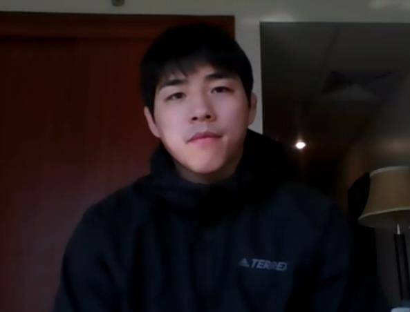 화상 인터뷰하는 안창림 유도대표팀 안창림이 13일(한국시간) 카타르 도하 루사일 스포츠 아레나에서 열린 2021 도하 마스터스 대회 남자 73㎏급 경기에서 금메달을 차지한 뒤 화상 인터뷰를 하고 있다. [화상 인터뷰 캡처. 재배포 및 DB 금지]