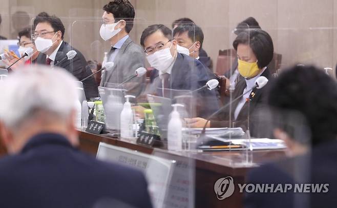질의하는 홍석준 위원 [연합뉴스 자료사진]
