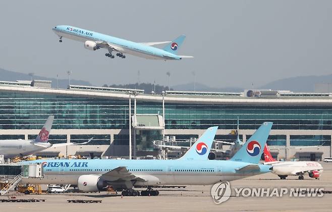 한일간 '기업인 특별입국절차'가 시행된 2020년 10월 8일 오전 인천국제공항 제2여객터미널에서 일본 도쿄 나리타 공항으로 향하는 대한항공 KE703편이 이륙하고 있다. [연합뉴스 자료사진]